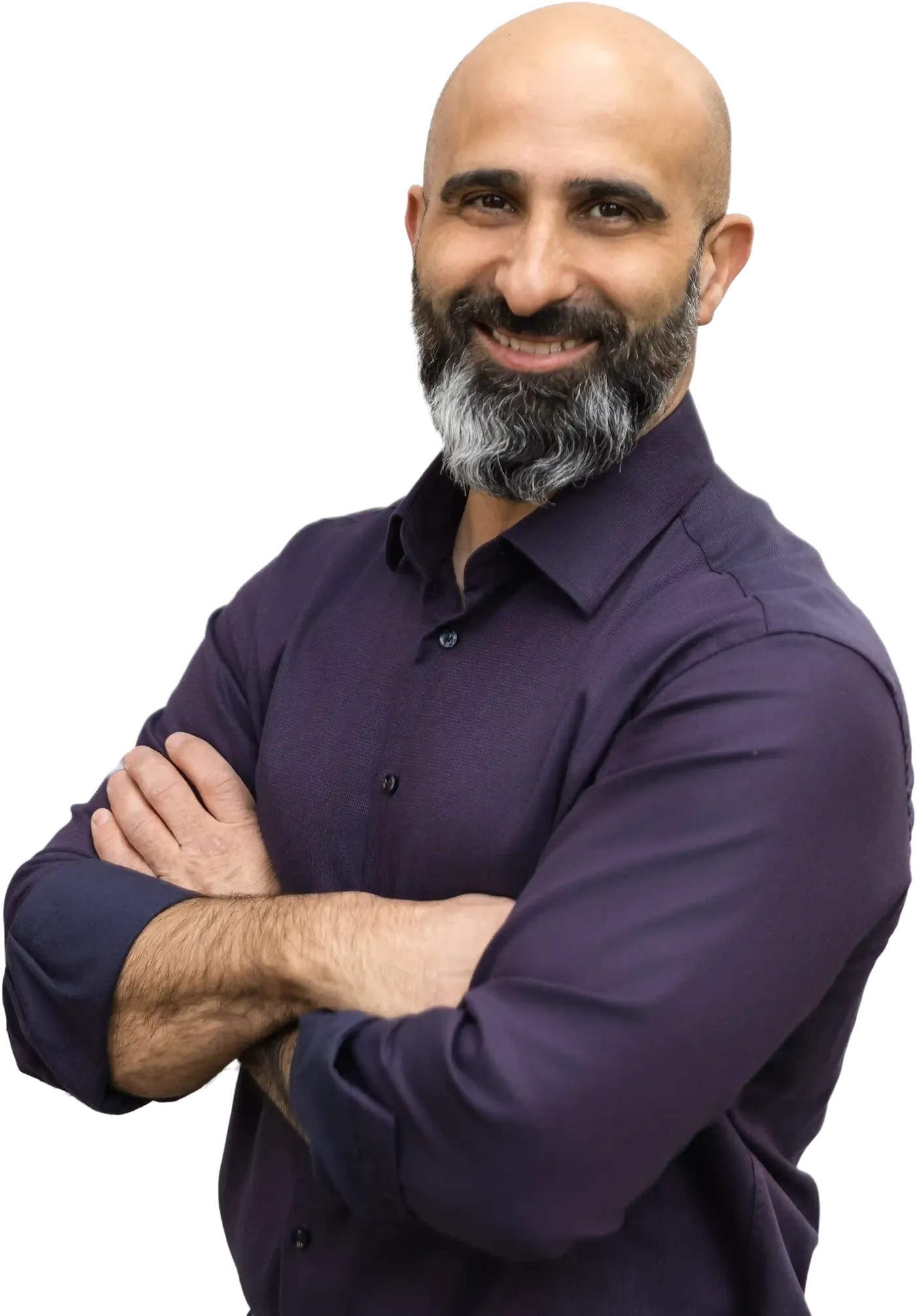 Nader „SAM“ Samadi Tehrani im dunkelblauen Hemd, freigestellt vor dem Seitenhintergrund. Er blickt in die Kamera.